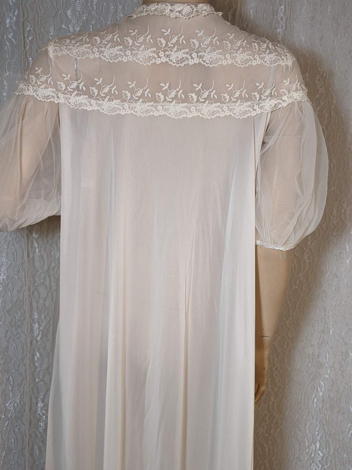 Vintage 1950s Vanity Fair ELEGANT Chantilly Lace Dressing Gown Peignoir Robe 34