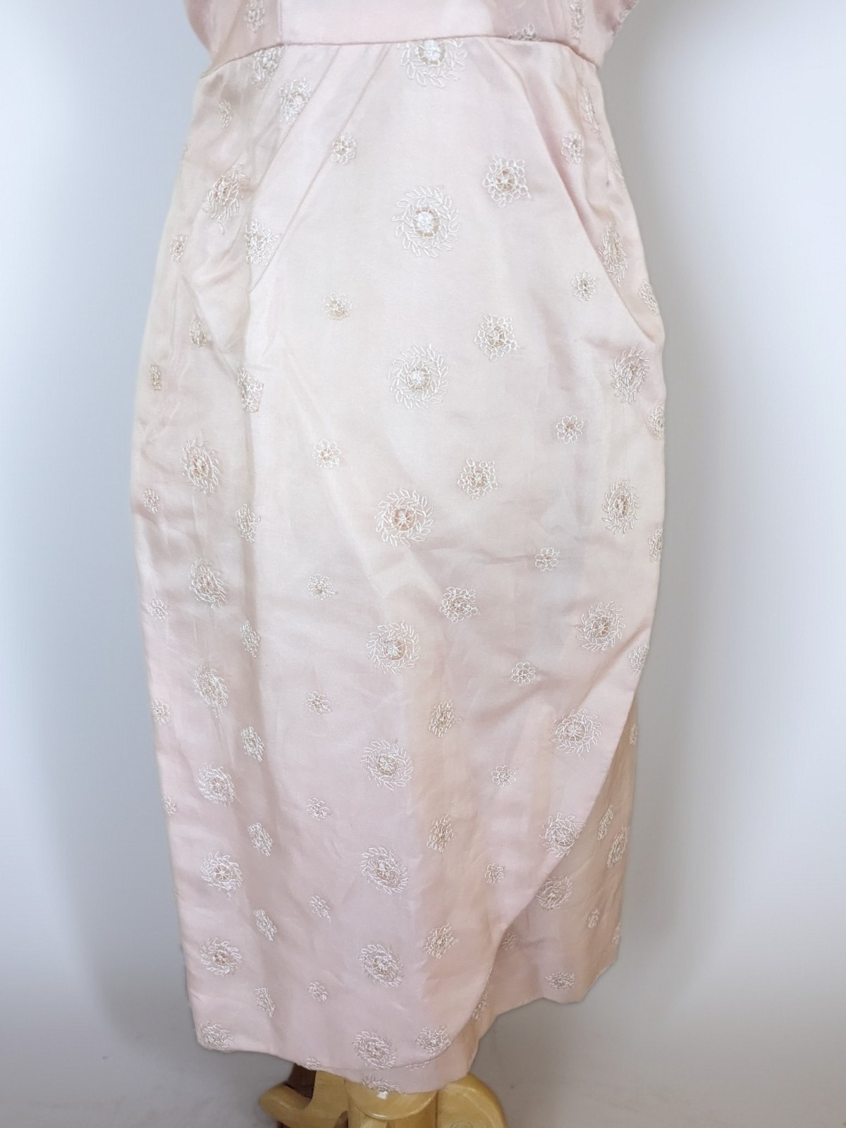 Vintage 1950s Pink Satin Wiggle Dress Embroidered Floral Cocktail Party Dress