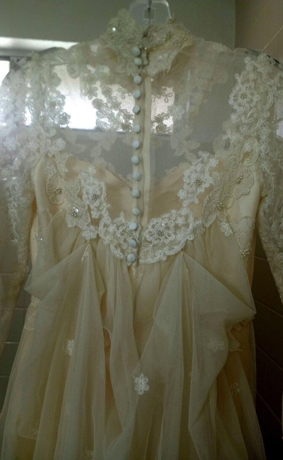 VINTAGE 60’s FRENCH CHANTILLY LACE HANDMADE BEIGE CLASSIC WEDDING DRESS SIZE 4