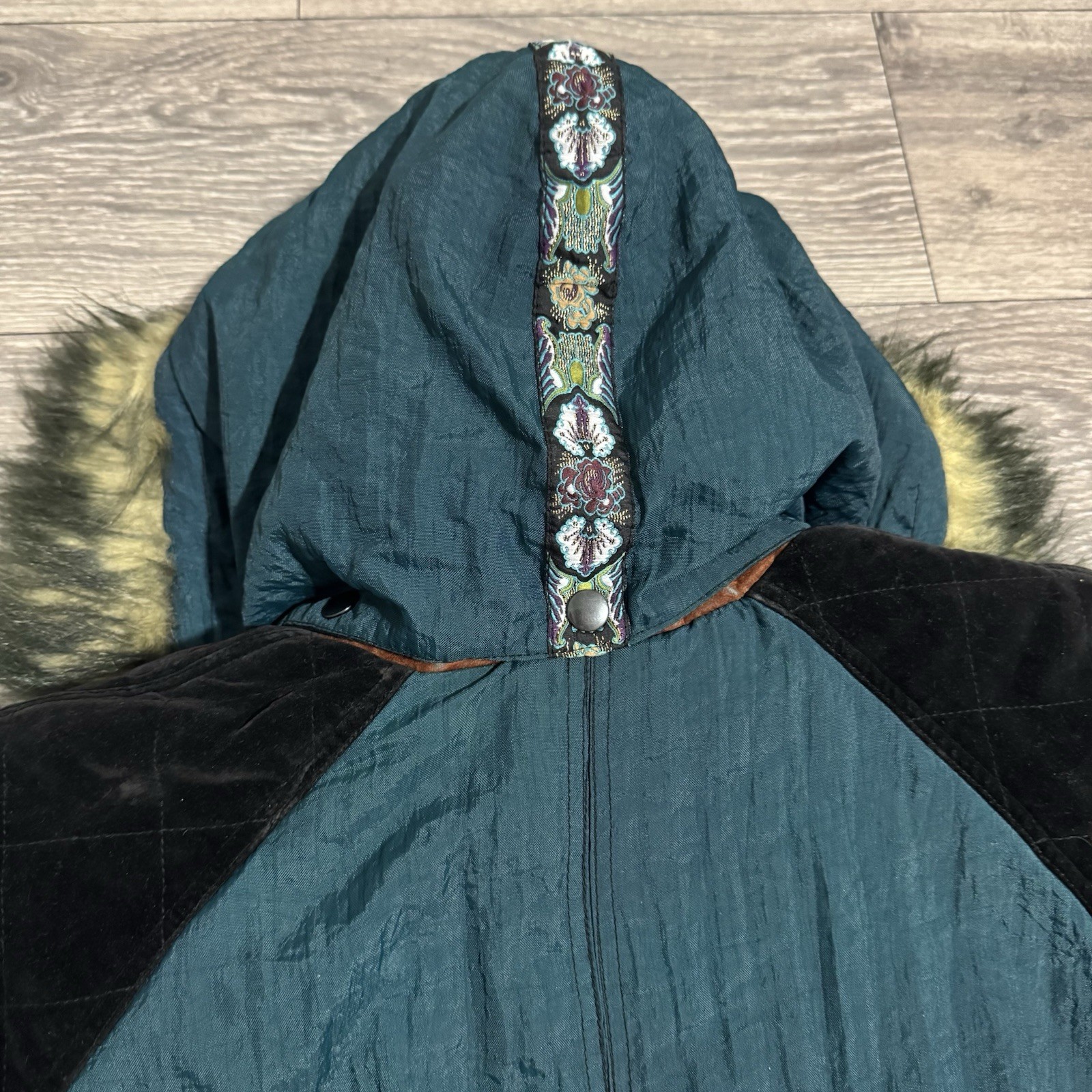 Vintage 80’s Learsi Women M Green Hooded Velvet Accents Tribal Aztec Zip Puffer