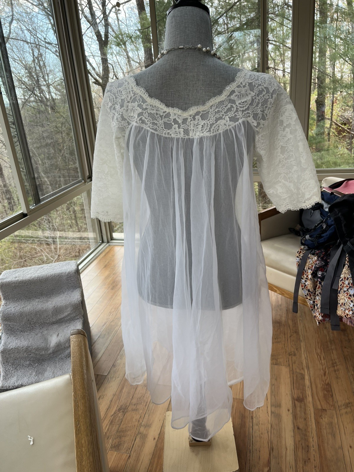 Vintage LISETTE ivory Lace & Chiffon Peignoir robe Medium buttons