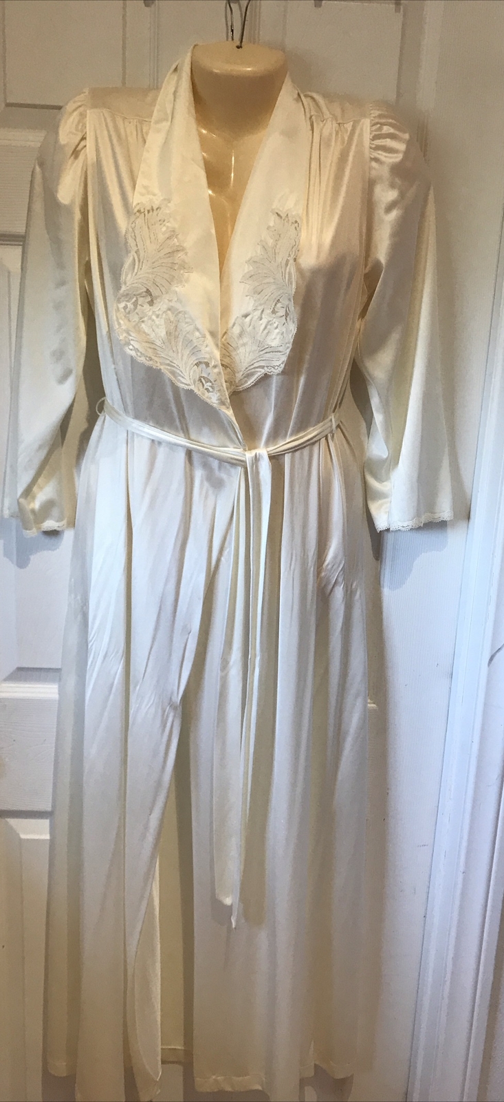 vintage Vanity Fair robe Long 70s XS wrap Collar nylon Silky Glamorous Ivory