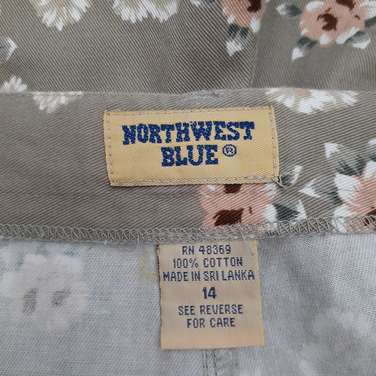 90’s Vintage Floral Shorts by Northwest Blue Size 8 Pleat Front Shorts