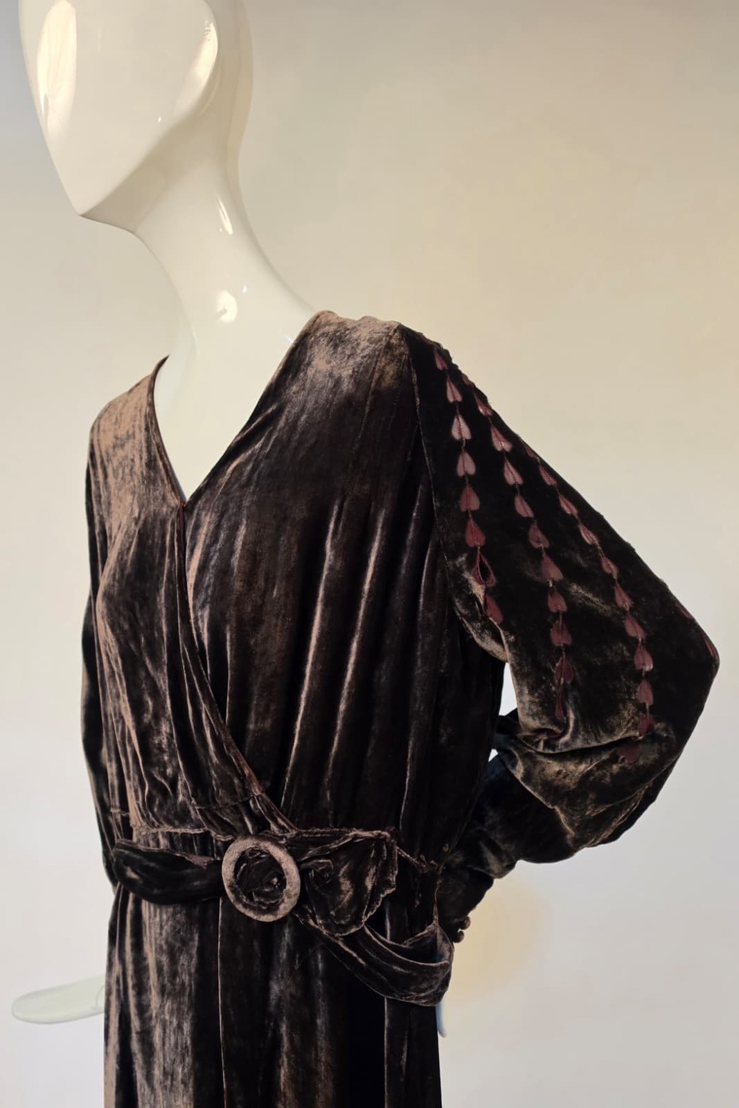 1930’S SILK VELVET DRESS W BLEEDING HEART VOIDED PATTERN SLEEVES