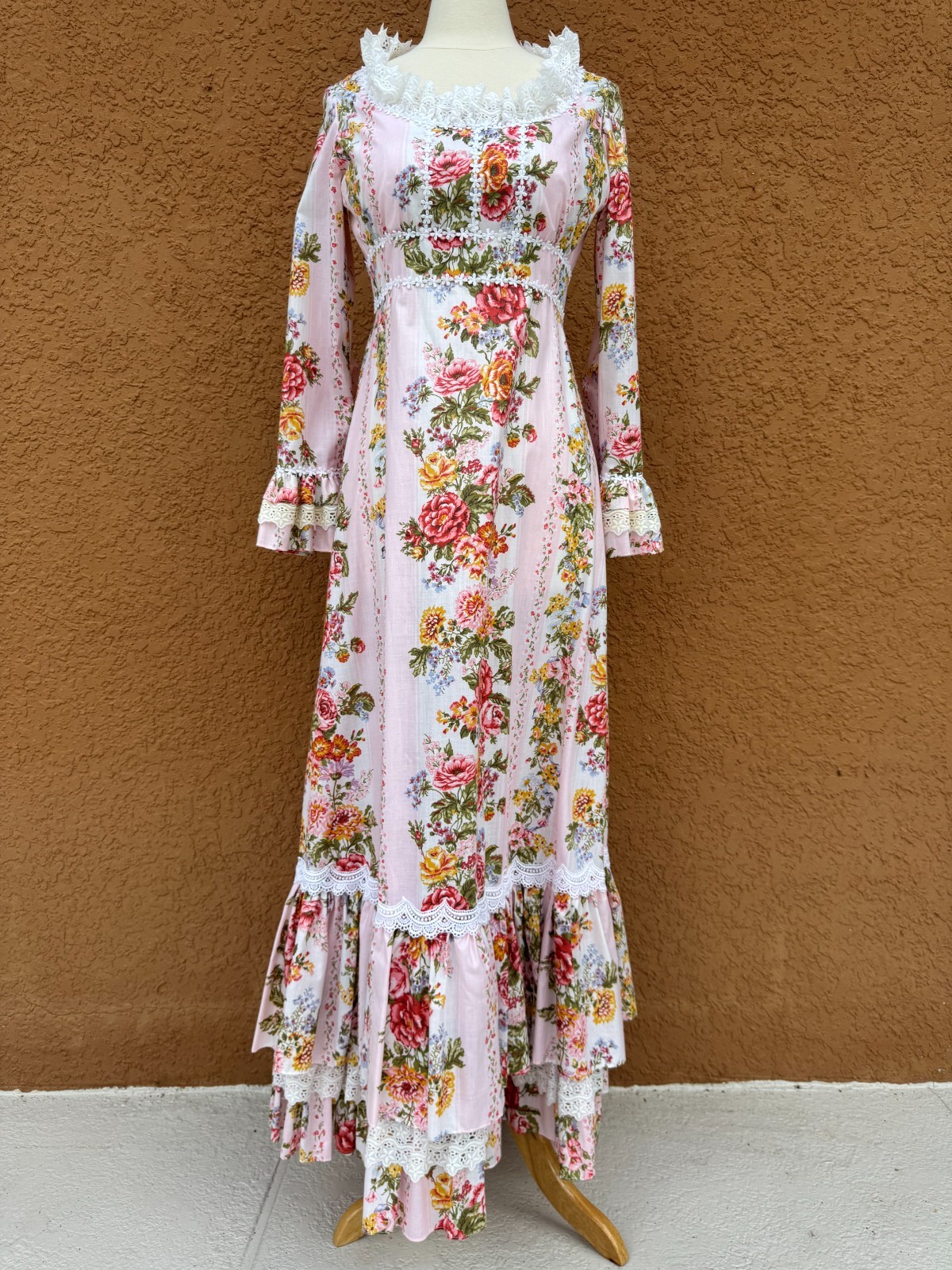 Lovely Vintage Floral Maxi Dress – Lace Trim – Full Skirt – Size Medium