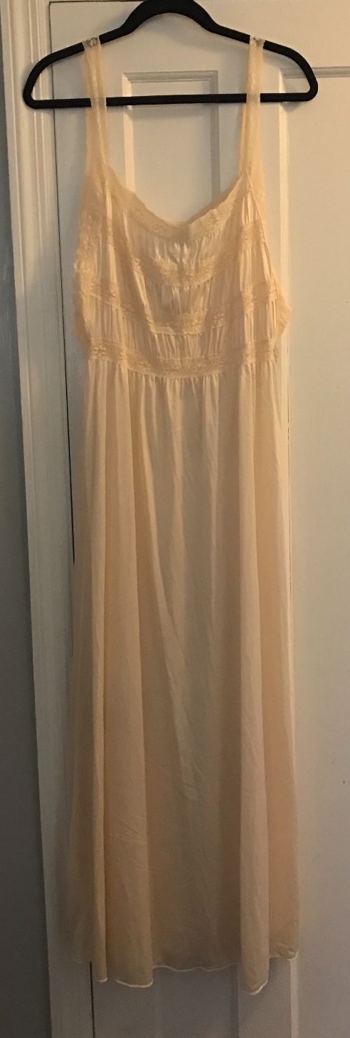 VTG SAN SOUCI SOFT SILKY SMOOTH NYLON LONG GODDESS GOWN NWT Champagne Lace