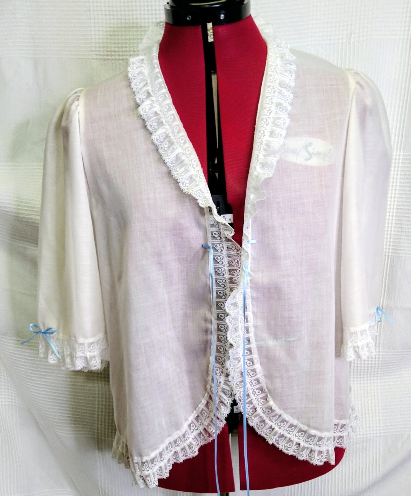70’s Saks Fifth Ave Bert Yelin Ladies Sleep Jacket Dainty Lace Romantic Size M