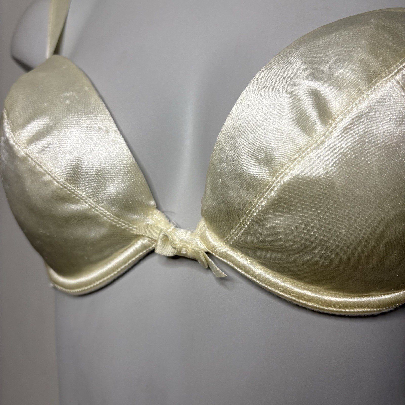 Vintage 90s White Satin Wonderbra Lightly Padded Underwire Bra Size 36C