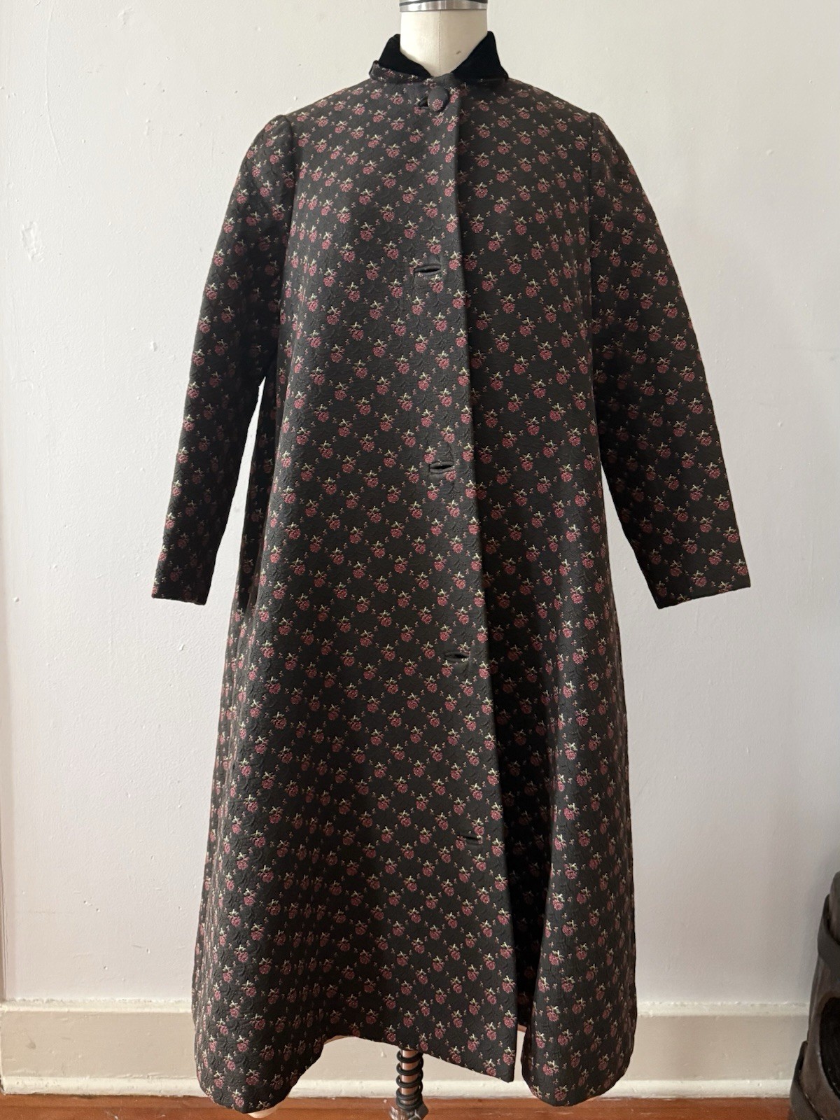 Mid-C Floral Jacquard/Matelassé/Quilted Full Length Tapestry Coat Velvet Collar
