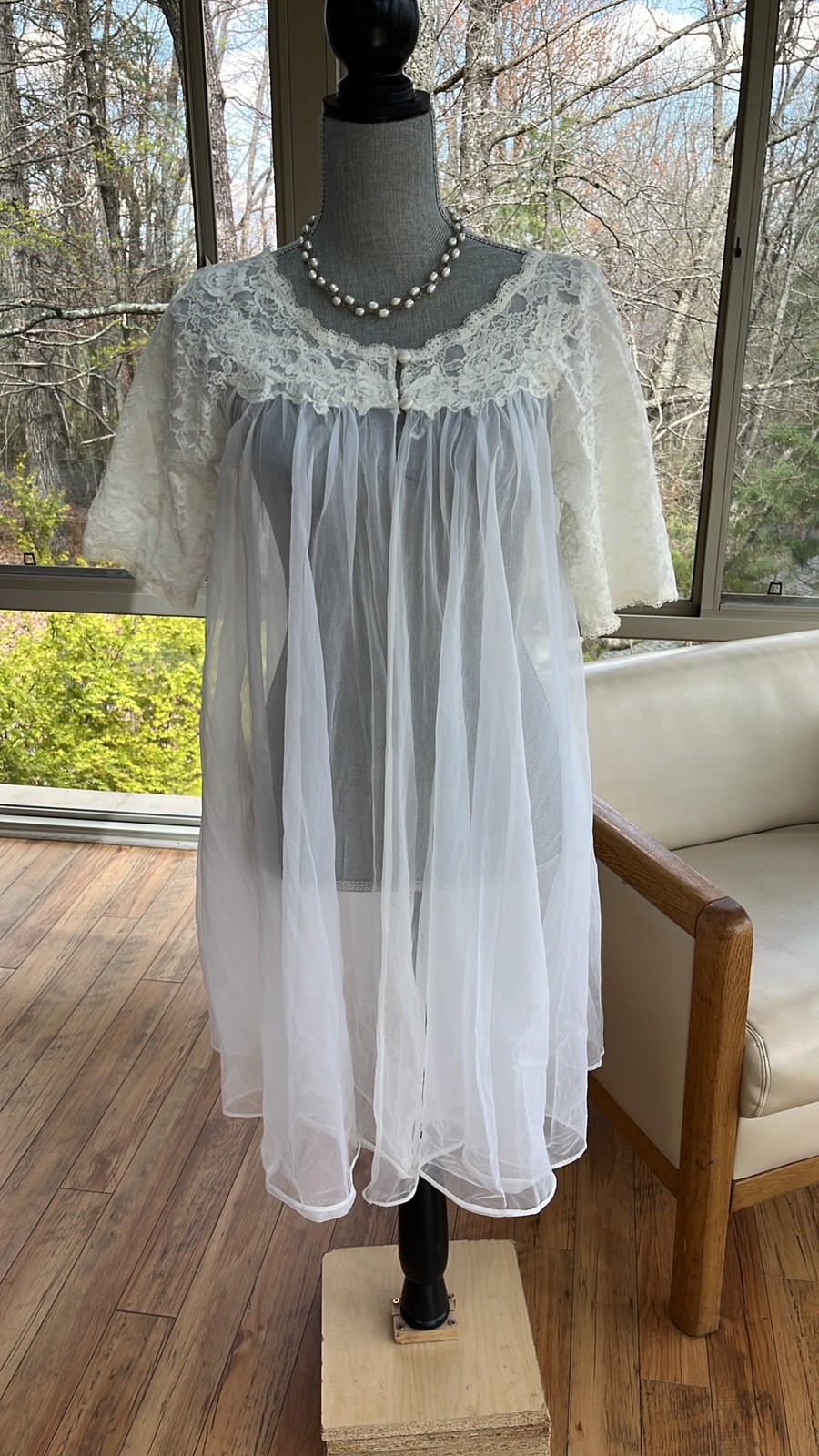 Vintage LISETTE ivory Lace & Chiffon Peignoir robe Medium buttons