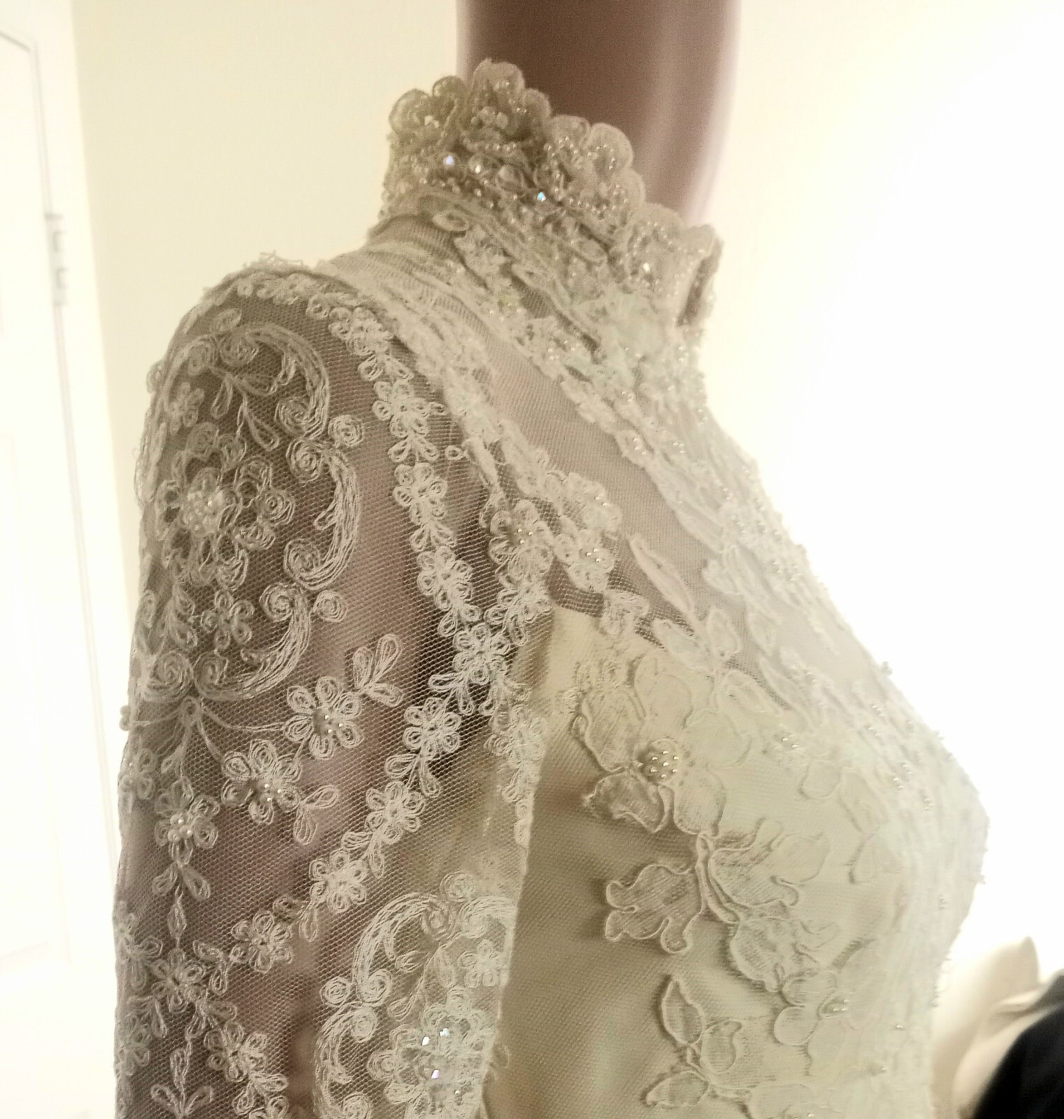 VINTAGE 60’s FRENCH CHANTILLY LACE HANDMADE BEIGE CLASSIC WEDDING DRESS SIZE 4