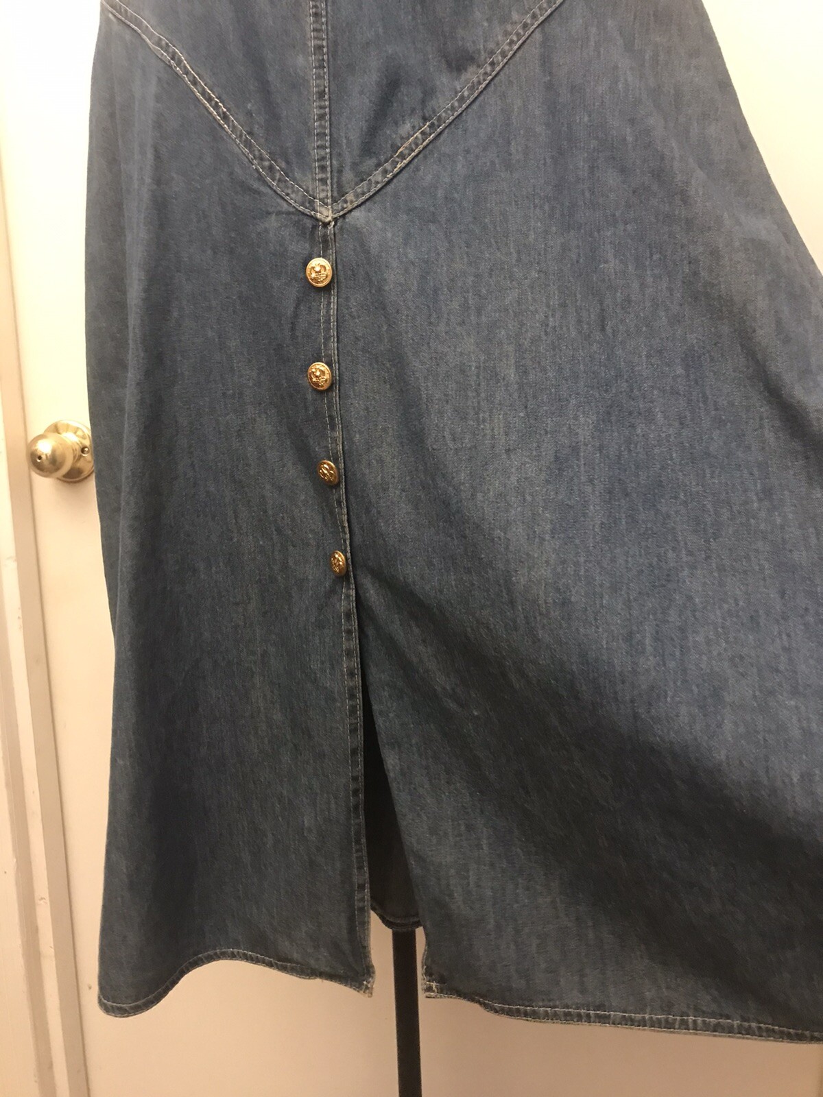 Stylish 26″ waist Avr La Acid Washed Denim Jean Skirt Midi Length. B68.