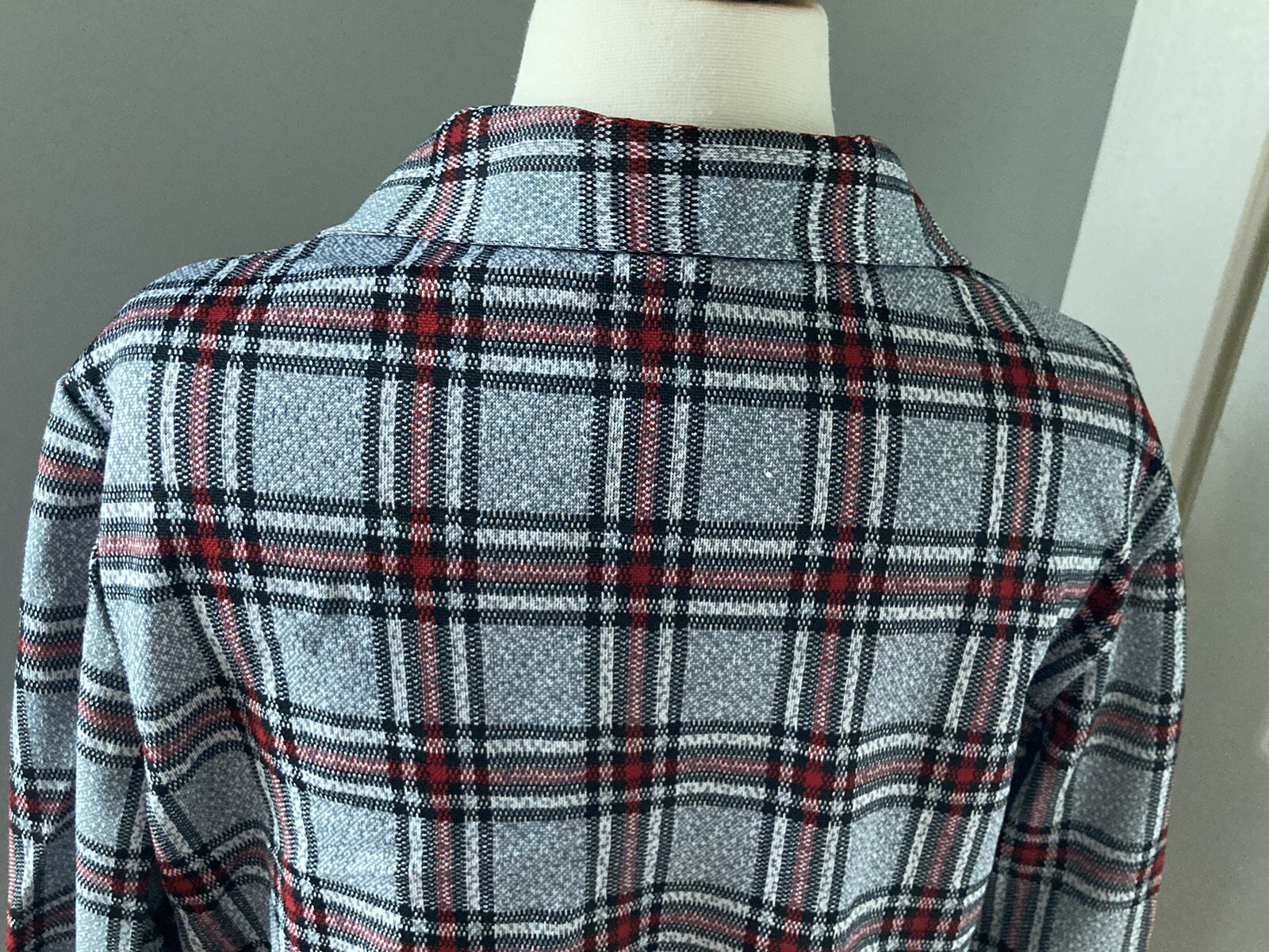 18 Gray Red Plaid Lightweight Barn Jacket Vintage 70s Shirt Stretch knit Top
