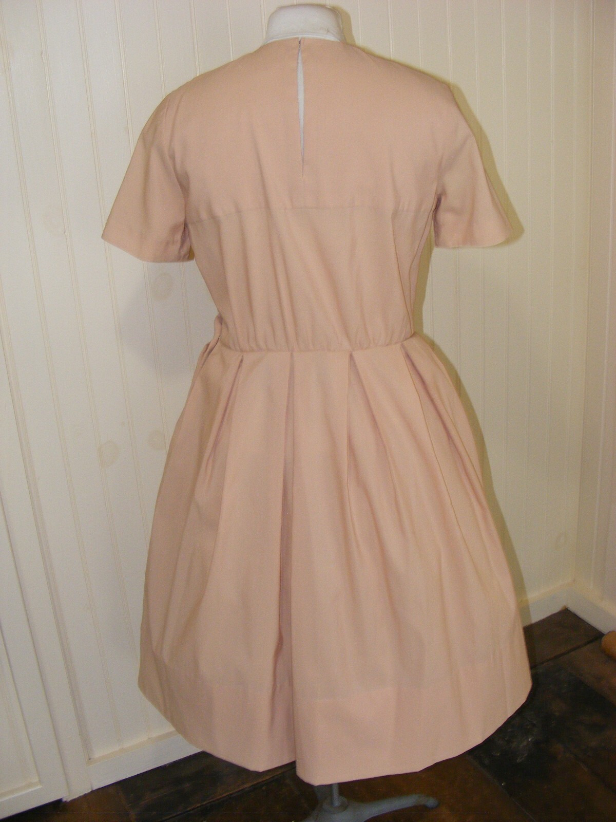 60S DRESS BEIGE NYON CREPE PLEATED SKIRT SHORT SLEEVE VINTAGE CLOTHING 38/30/46″