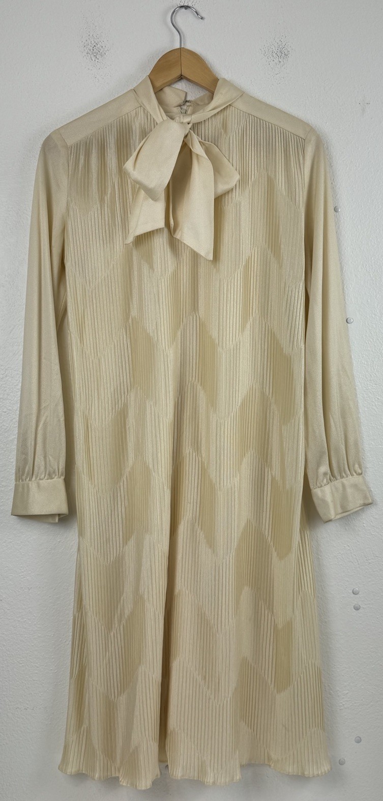 Vintage 1970s / 1980s Mary Dobbs Pleated Ivory Dress Neck Tie