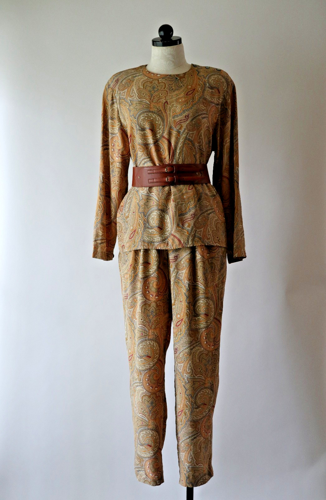 1990s Vintage Tan Beige Paisley Silk Minimalist Top Pants Two Piece Set Suit S M
