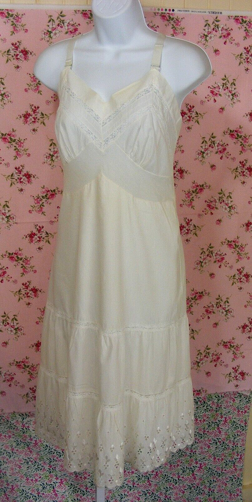 50S FULL SLIP SIZE 34 POLY COTTON EYELET LACE HEMLINE VINTAGE LINGERIE SMALL
