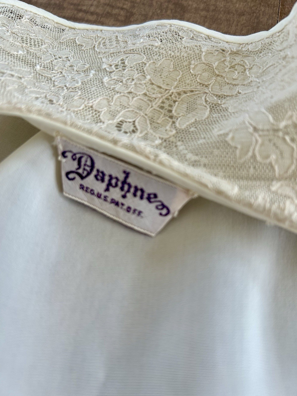 1940/50s Hollywood style dressing robe size M/L. Ivory rayon, beige cotton lace.