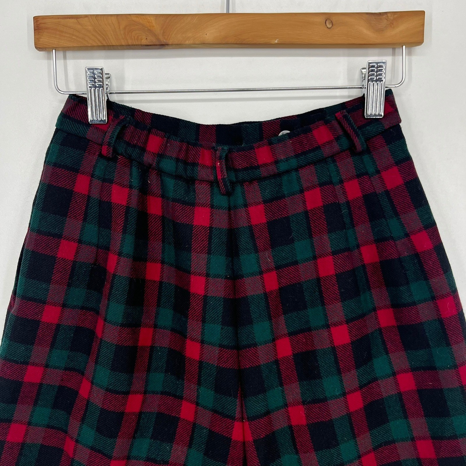 Pendleton Red Green Plaid 100% Virgin Wool High Waisted Pleated Shorts Womens 4