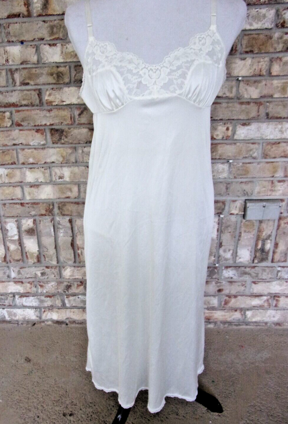 VASSERETTE SZ 36/28’42 LIGHT CREAM FULL SLIP STYLE 10-105 BEAUTIFUL LACE