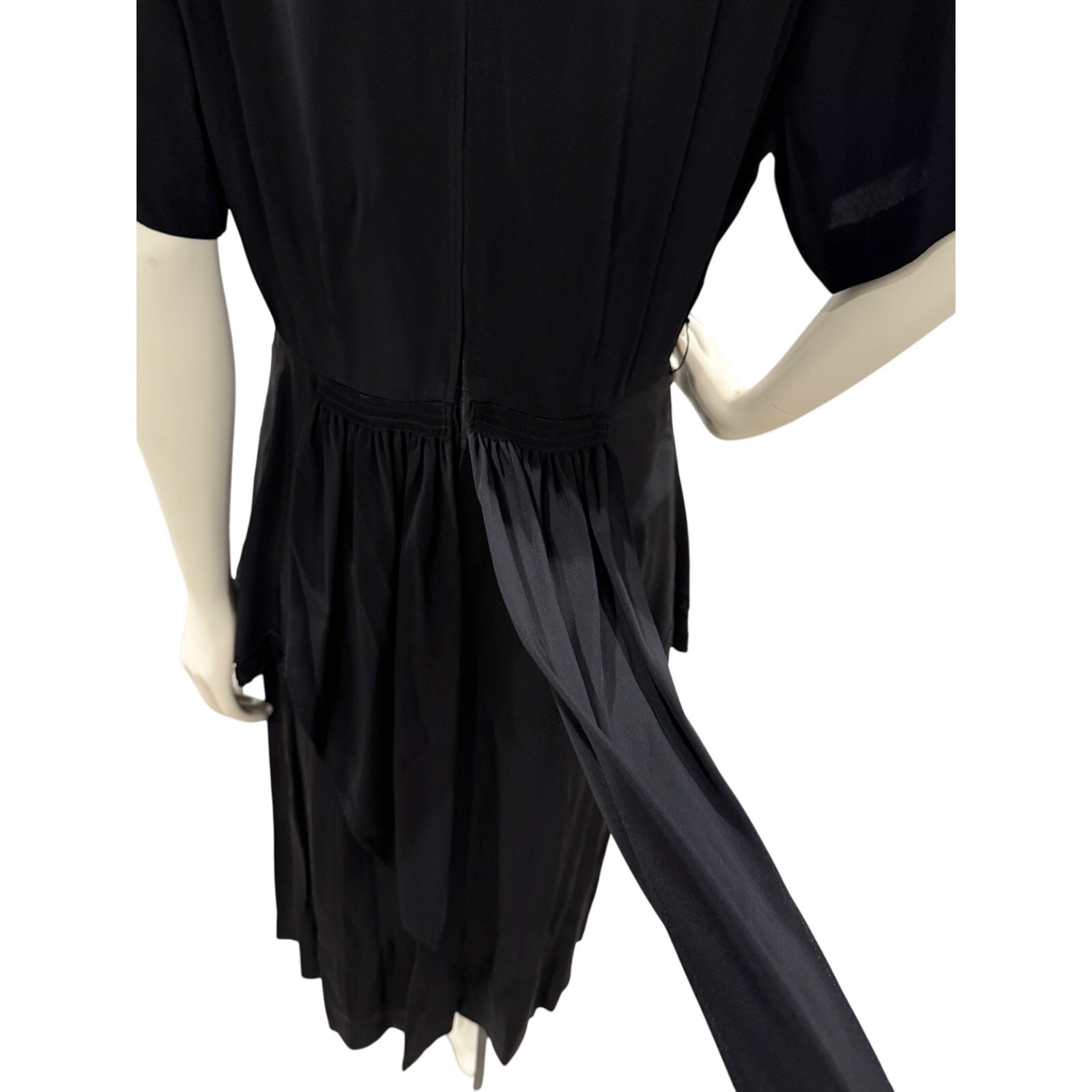 VTG FORM FIT NEW YORK BLACK Embroidered Detail Peplum Keyhole Neckline Dress