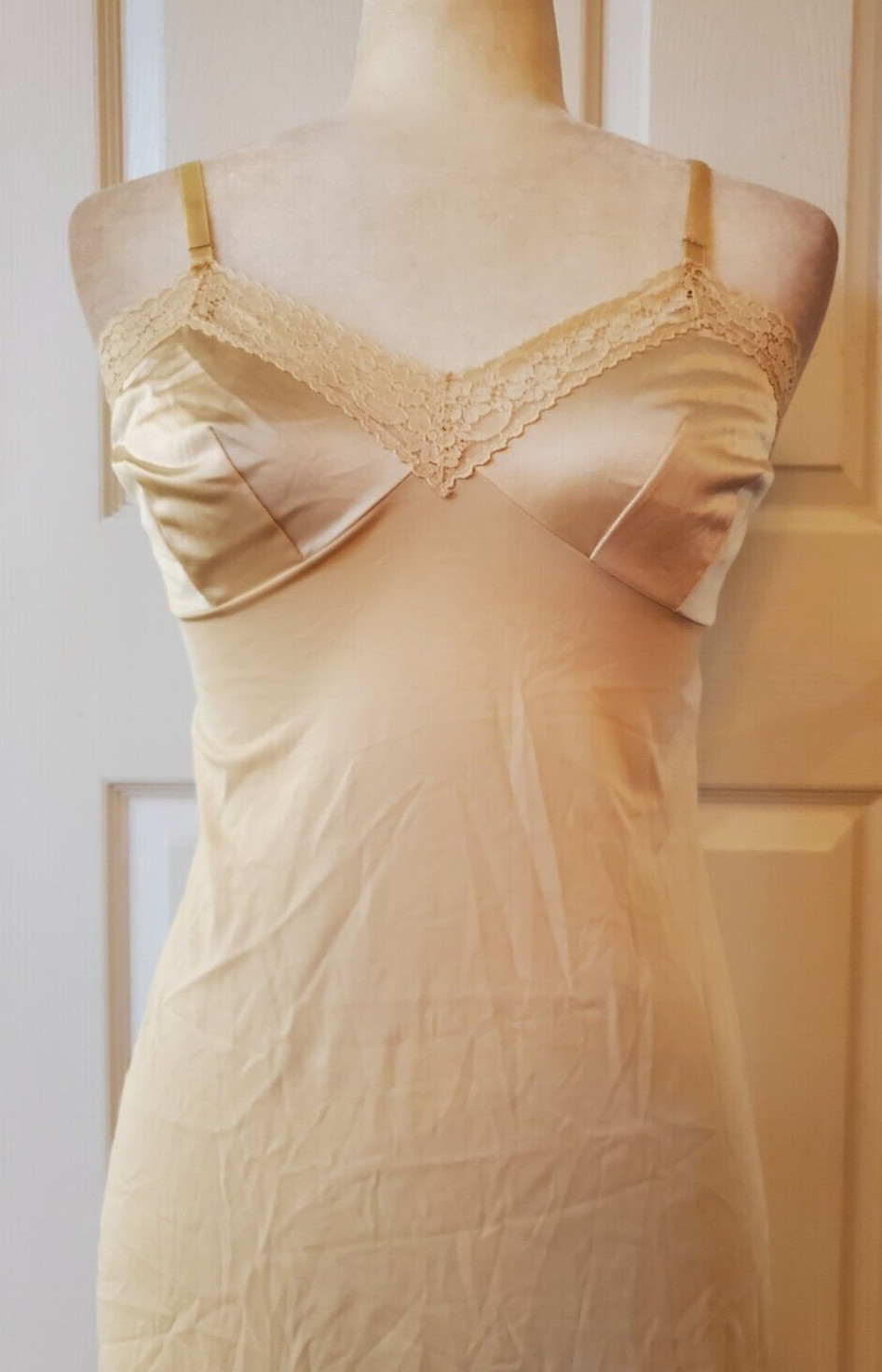 VTG Vanity Fair Womens Beige Nylon Antron III Full Slip Adjustable straps Sz 32L