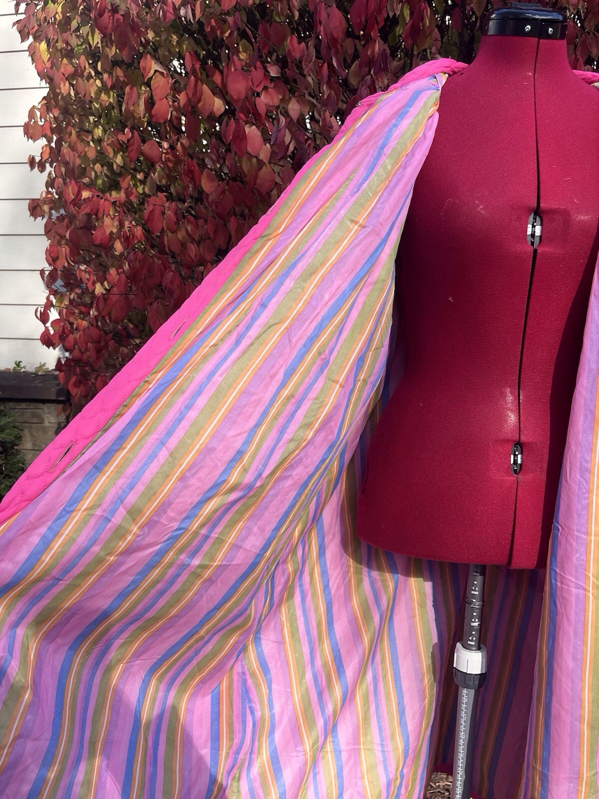 Vintage 1960s Loungees Hot Pink! Barbie Style Quilted Robe Rainbow Lining