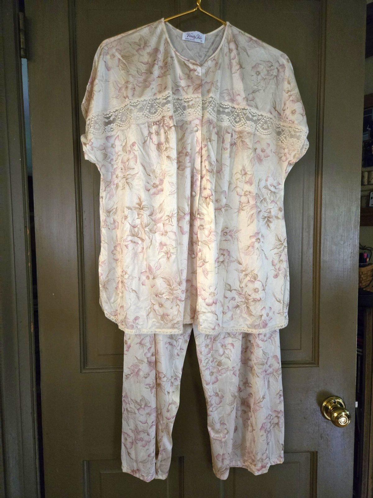 Vintage Vanity Fair ~ Nylon 2-Pc Short Sleeve Pajamas ~ Dogwood Pattern ~ Size L