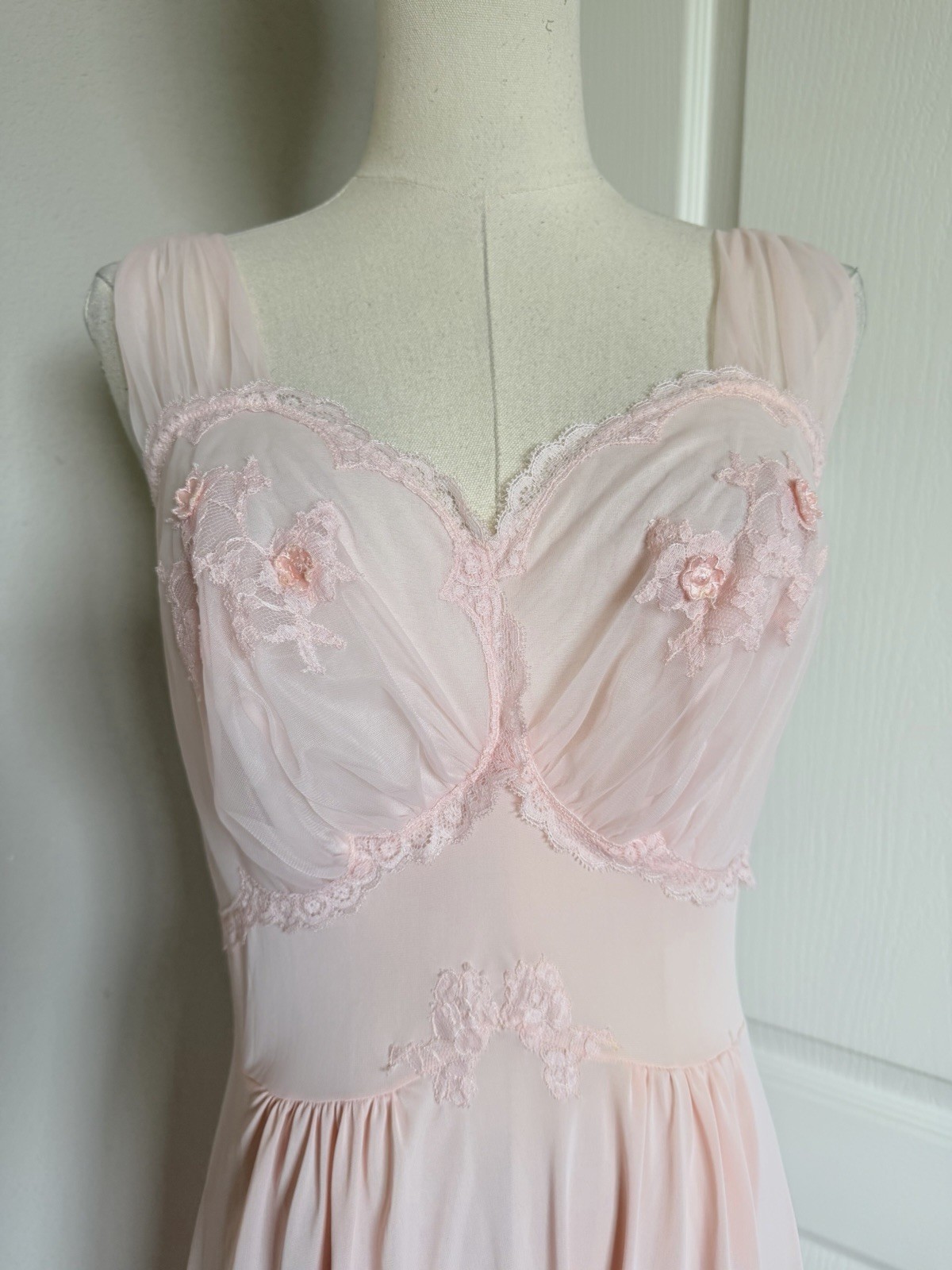 VTG 60s ARTEMIS Light Pink Nylon EMBROIDERED CUPS NIGHTGOWN Size 34