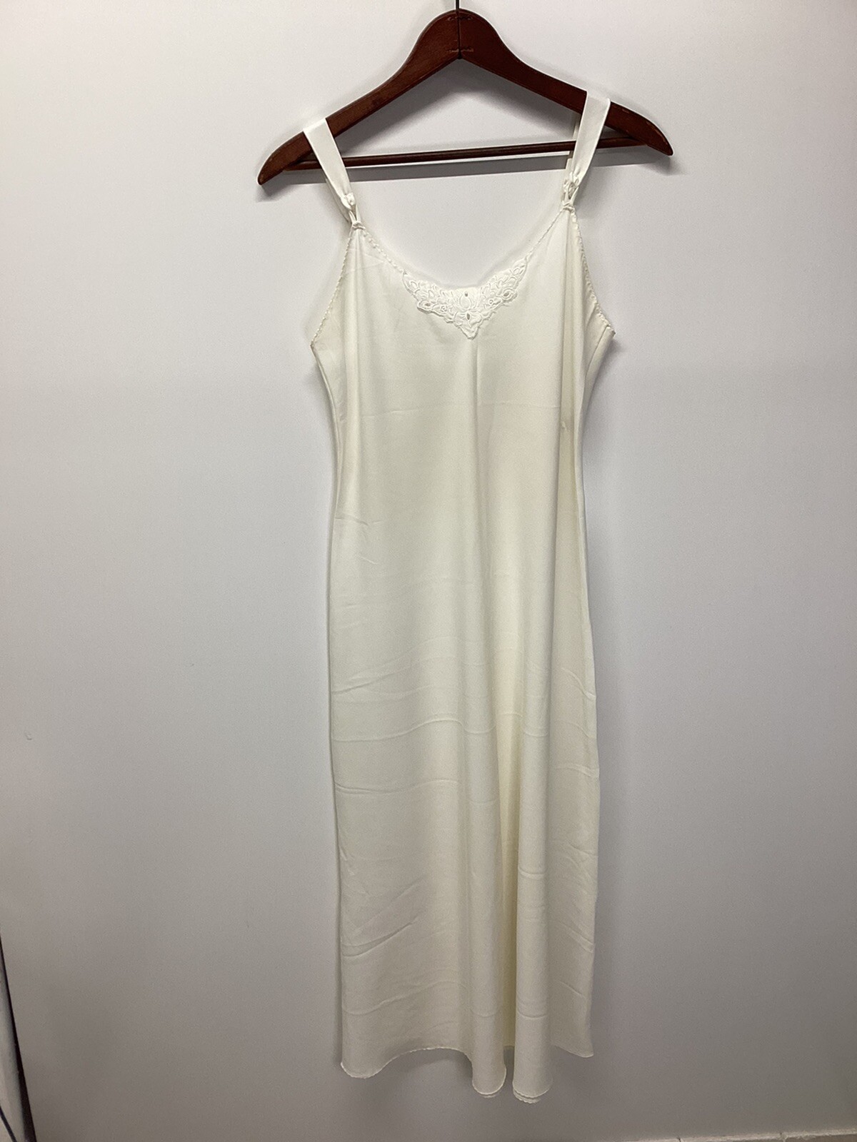 VINTAGE VANITY FAIR LONG IVORY SLIP DRESS STYLE 10-631 SIZE 32 32″/38 CLASSIC US