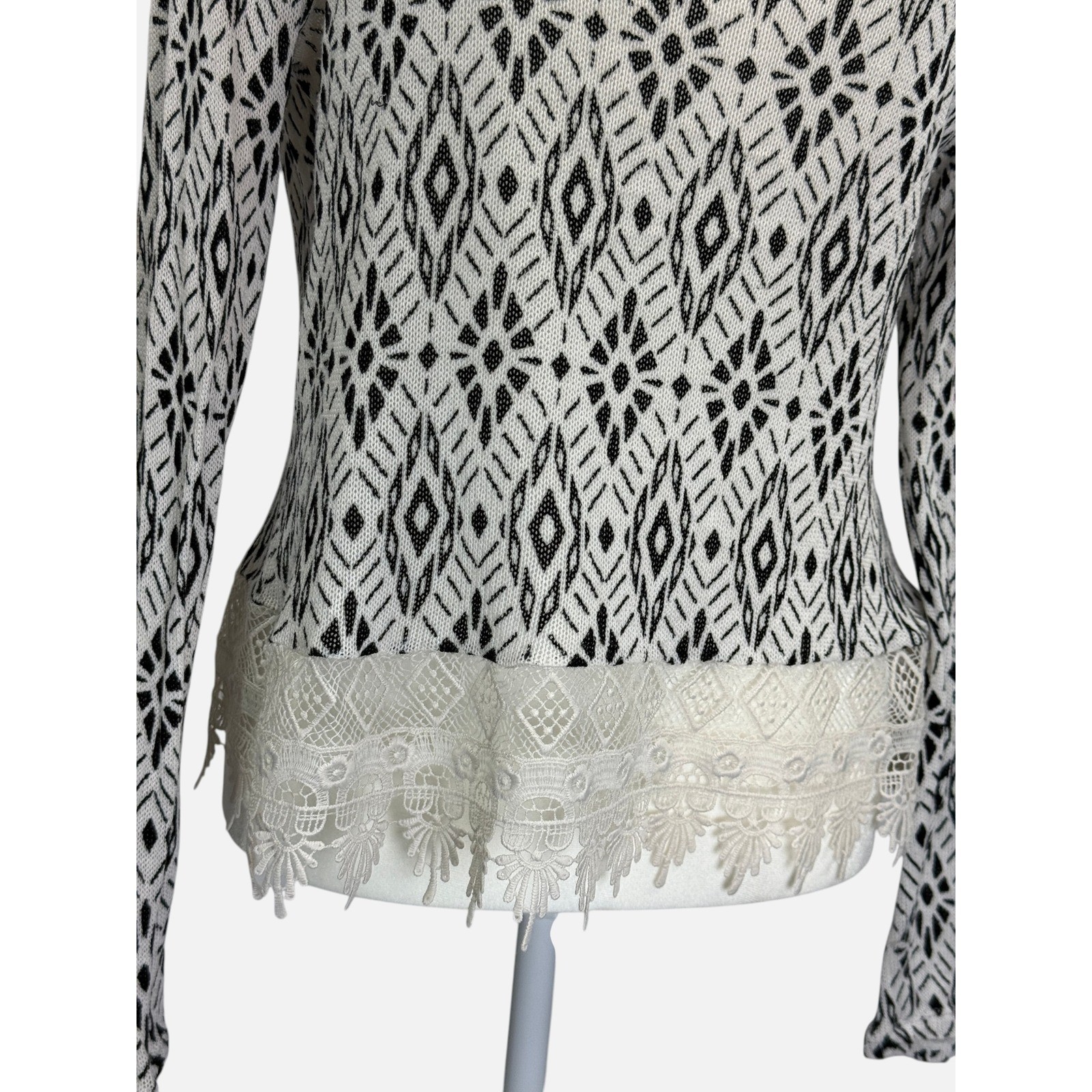 H&M Divided Medium Black White Geometric Knit Top Crochet Lace Hem Boho