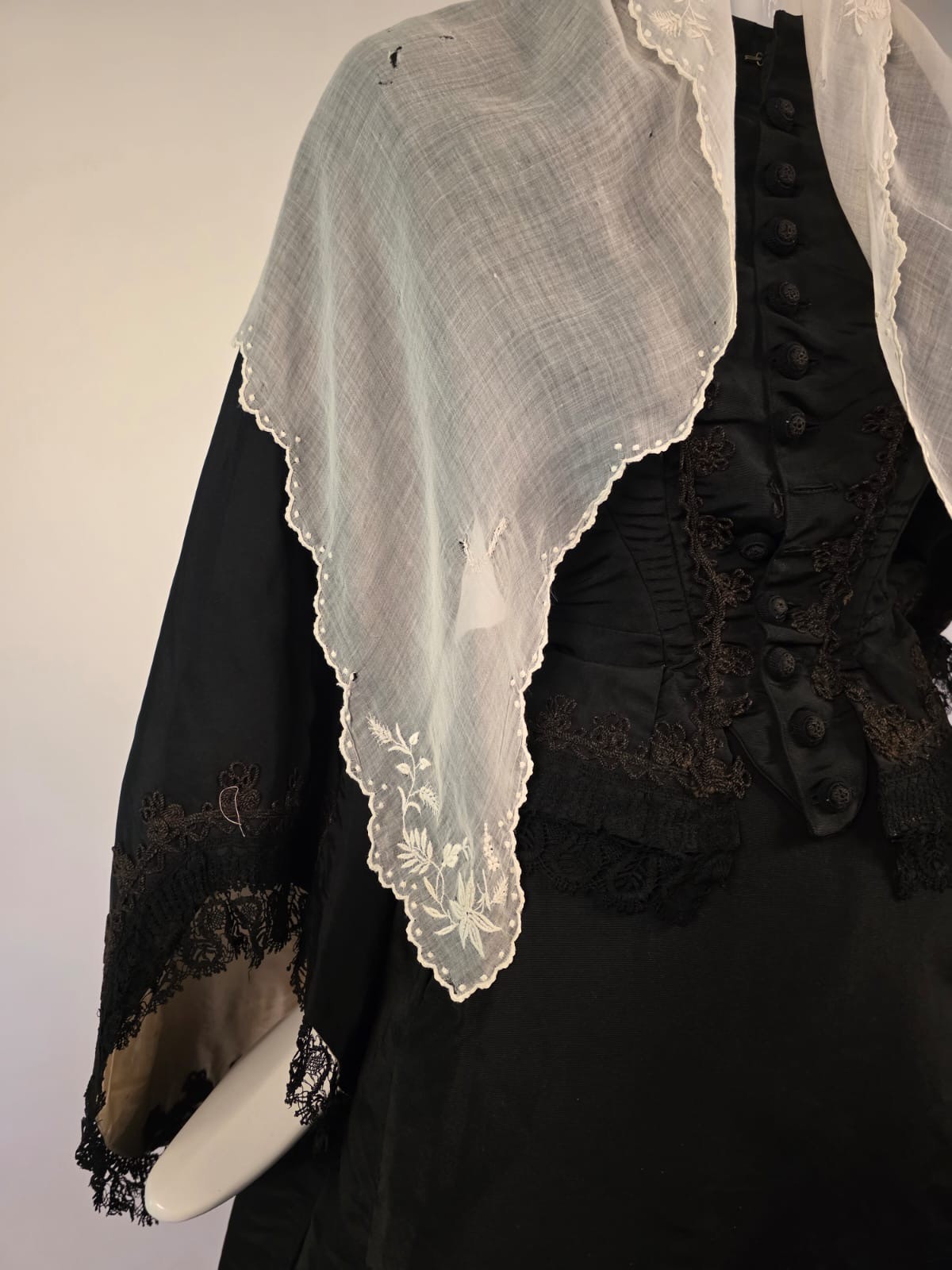 ANTIQUE 1830’S HAND EMBROIDERED MUSLIN PELERINE CAPE FOR DRESS 