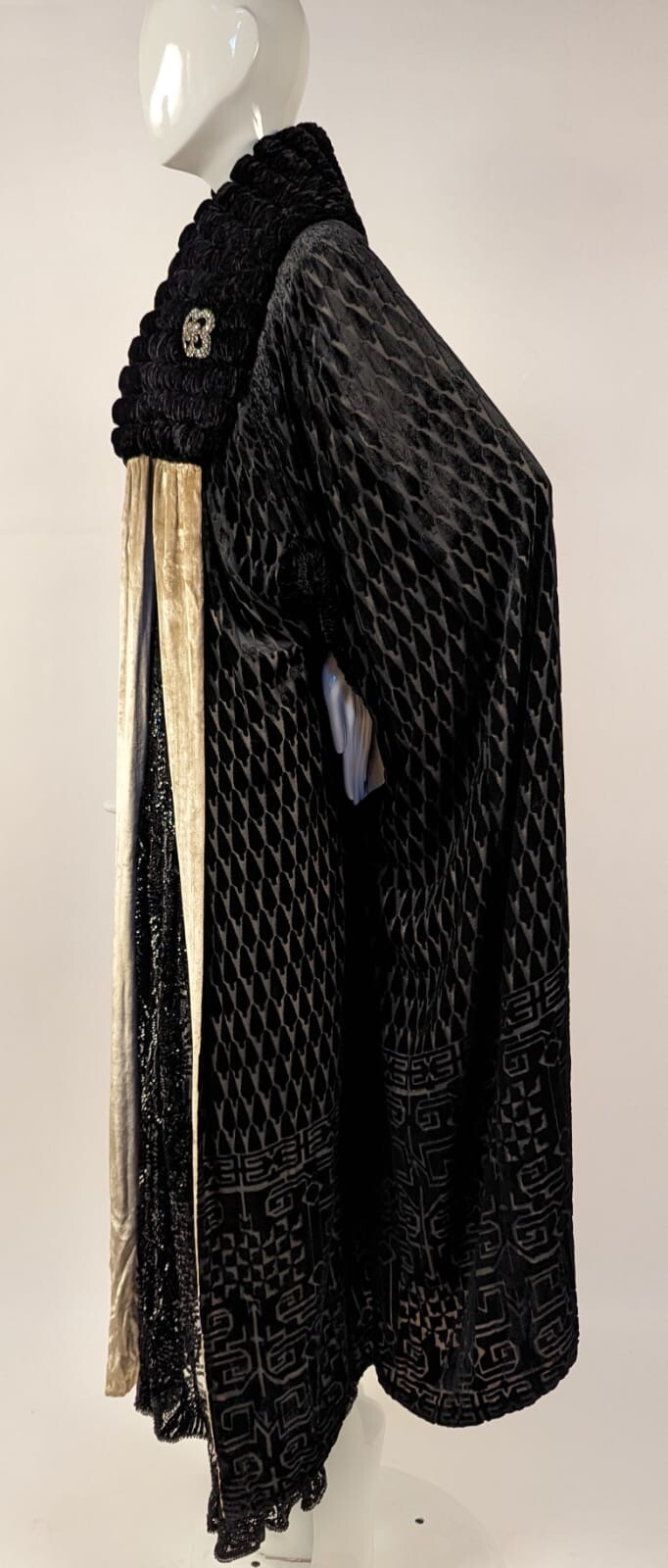 ART DECO 1920’S HAUTE COUTURE WORTH GEOMETRIC SILK VELVET CAPE W RUCHED COLLAR