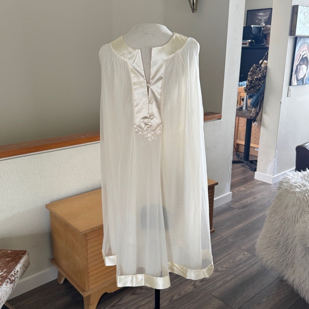 1960s Vintage Pale Almond Yellow Gossard Short Peignoir Nightgown & Robe Set