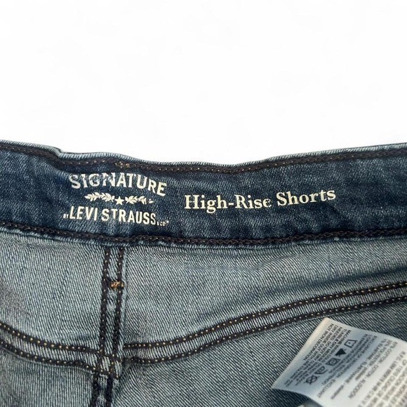 Levi high rise Jean shorts size 8/29 EUC cut off denim