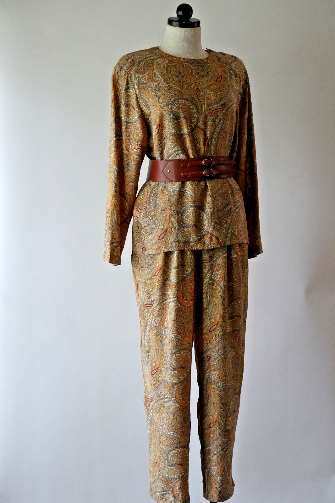 1990s Vintage Tan Beige Paisley Silk Minimalist Top Pants Two Piece Set Suit S M