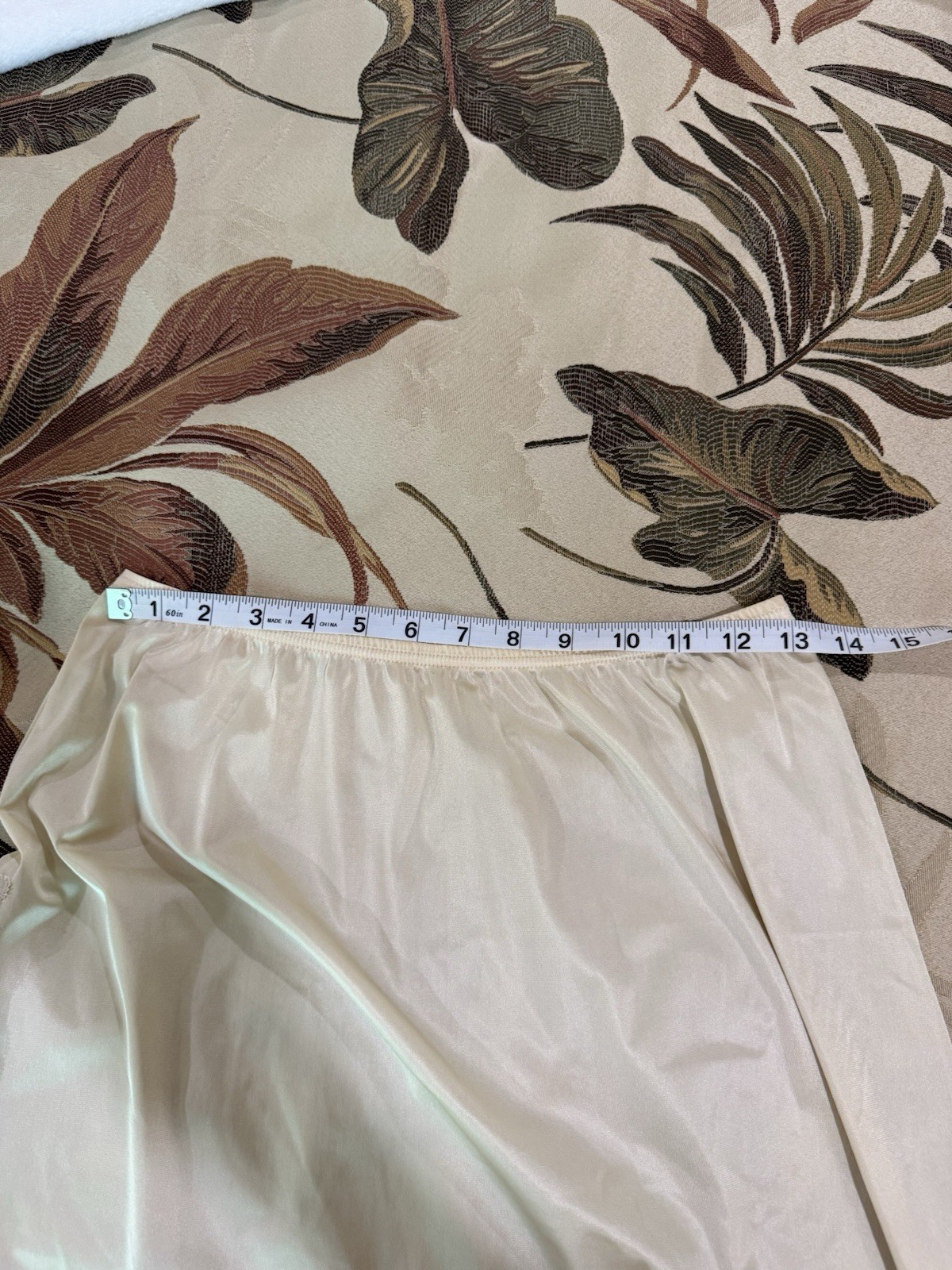 Vanity Fair Ivory Lace Half Slip Size M 26” Long Side Slit
