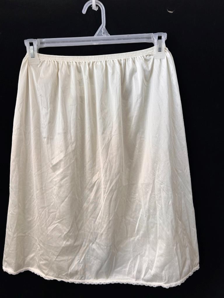 Vanity Fair half slip size M lace trim 24″ long 1 slit nylon elastic waist white