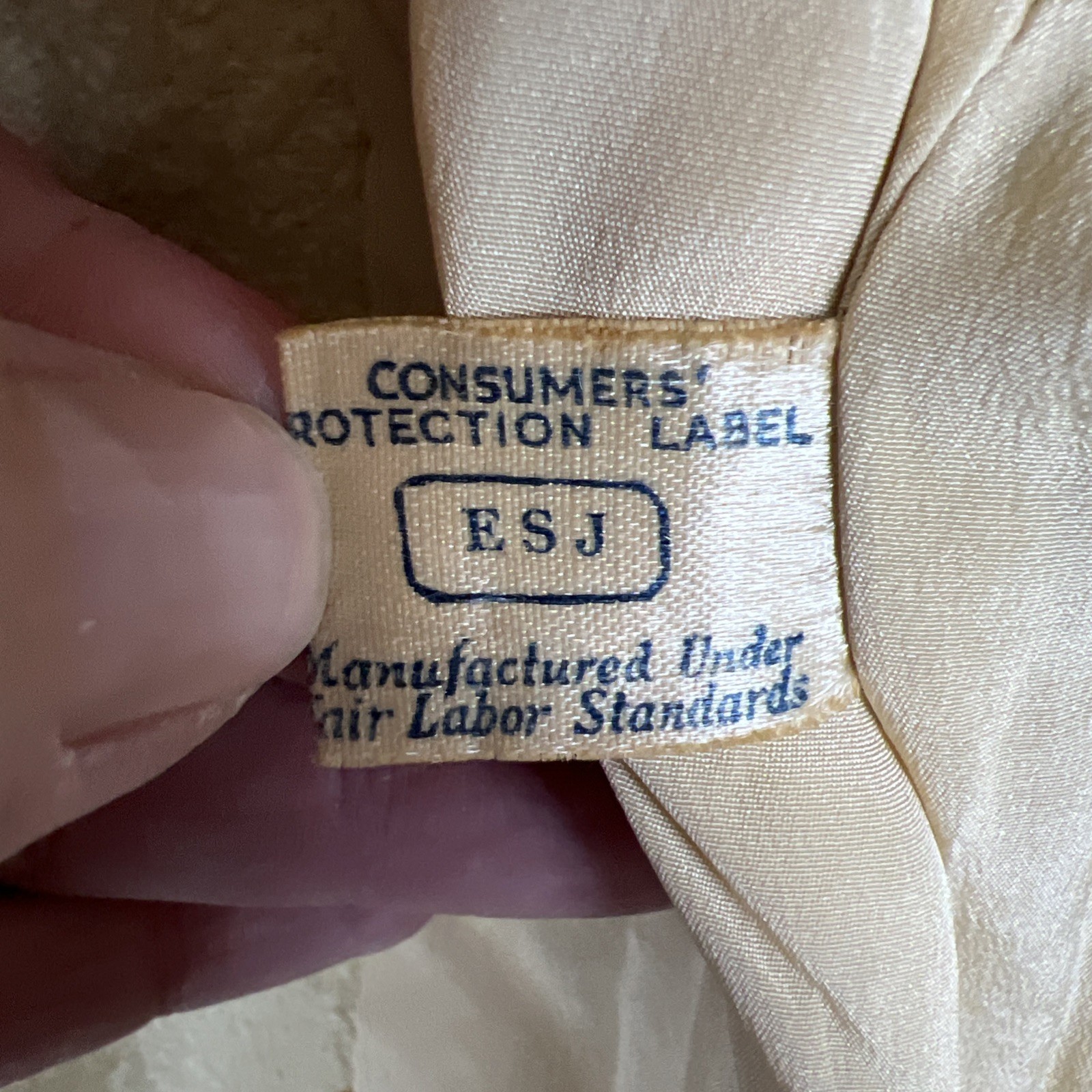Vintage 1950s Peck and Peck* Fifth Avenue cream wool coat, Fox Fur collar, READ