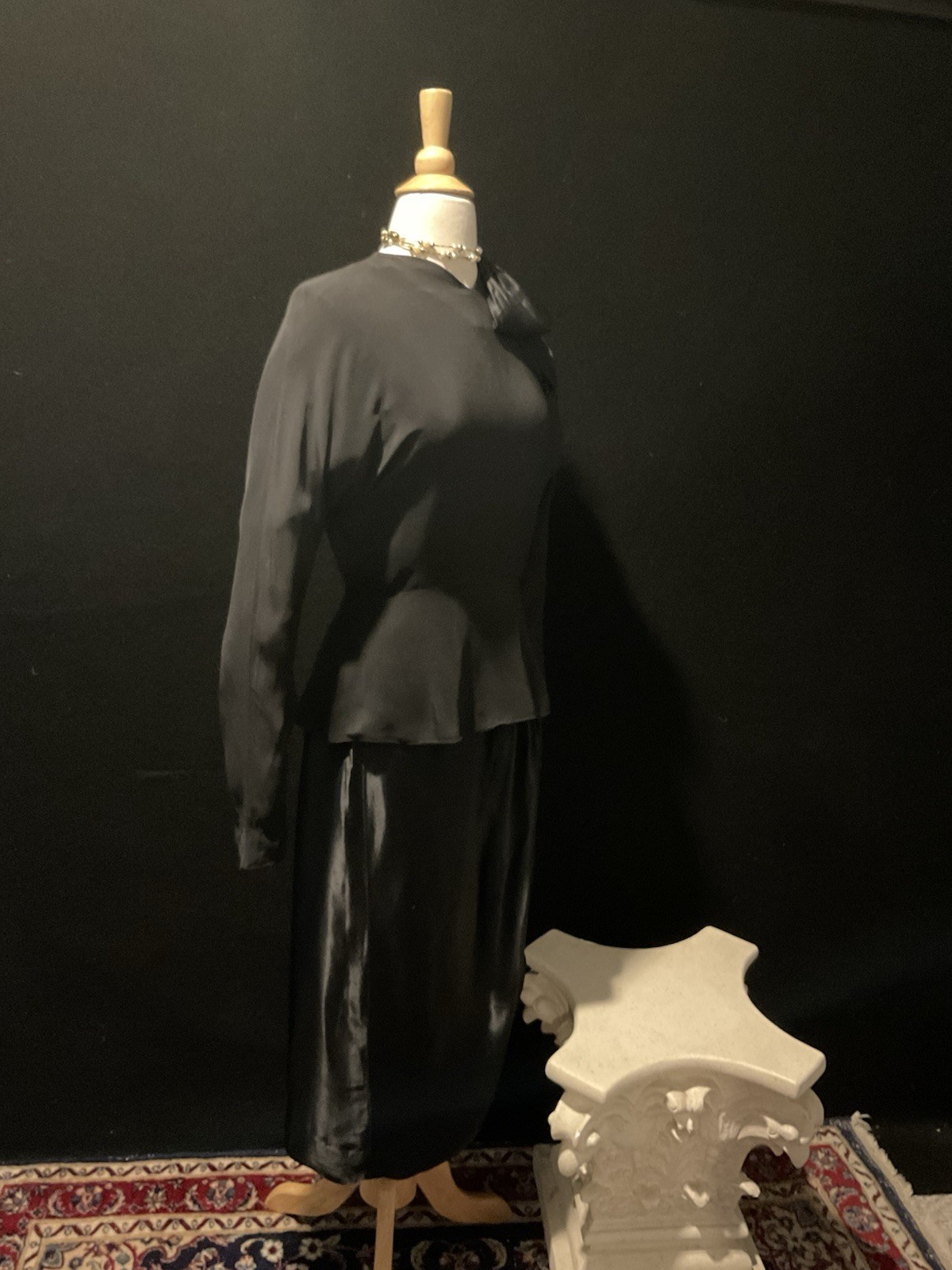 VINTAGE 40s 2 PIECE OUTFIT. SATIN BACKED CREPE. BEAUTIFUL AND TIMELESS