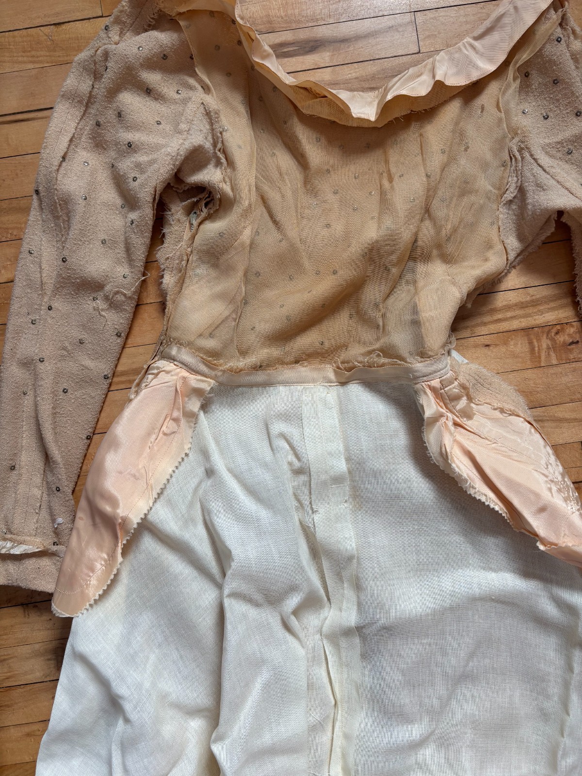 VTG 1950s BEIGE OYSTER WOOL CREPE DRESS WITH RHINESTONES 25″ WAIST