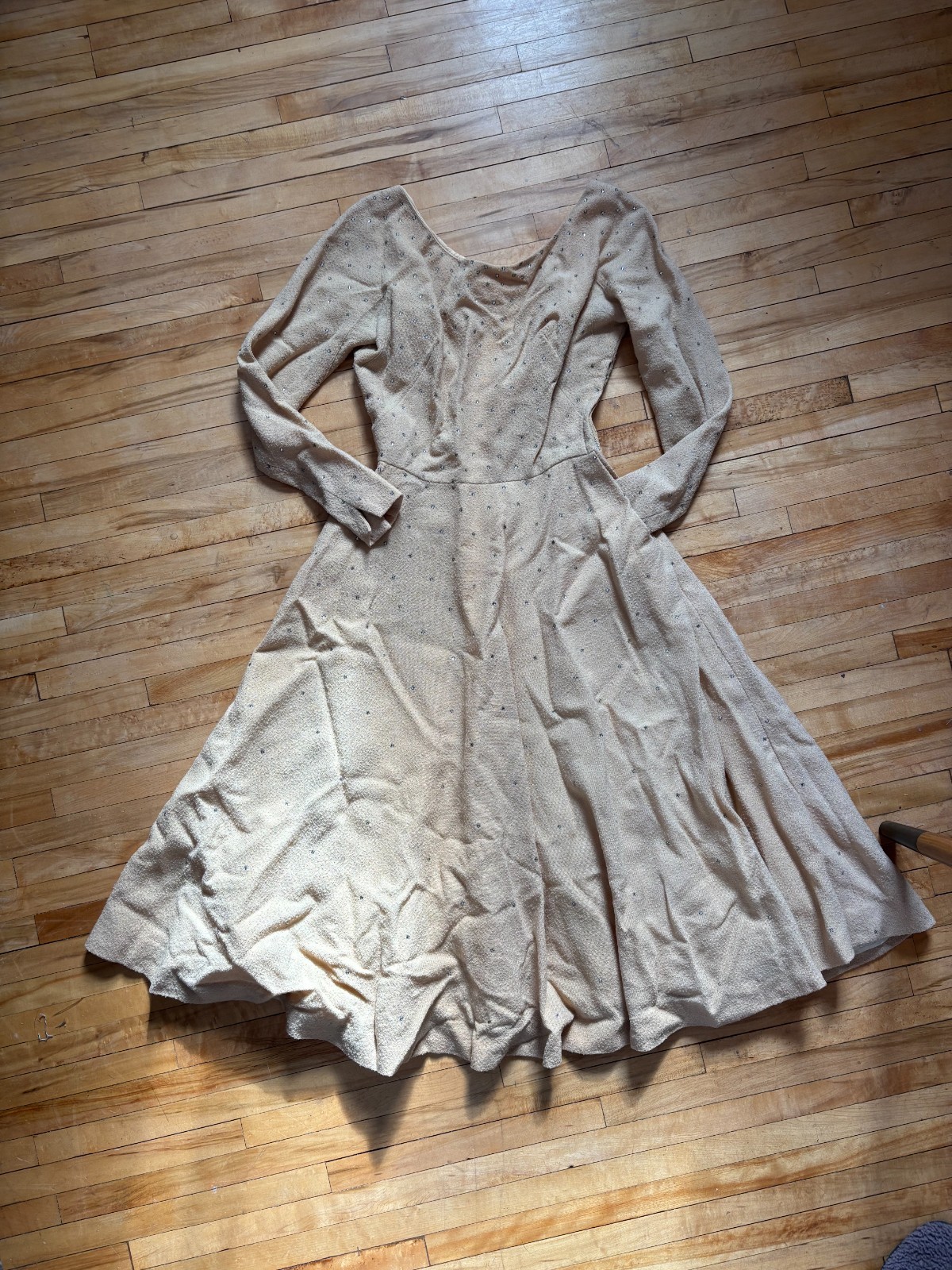 VTG 1950s BEIGE OYSTER WOOL CREPE DRESS WITH RHINESTONES 25″ WAIST