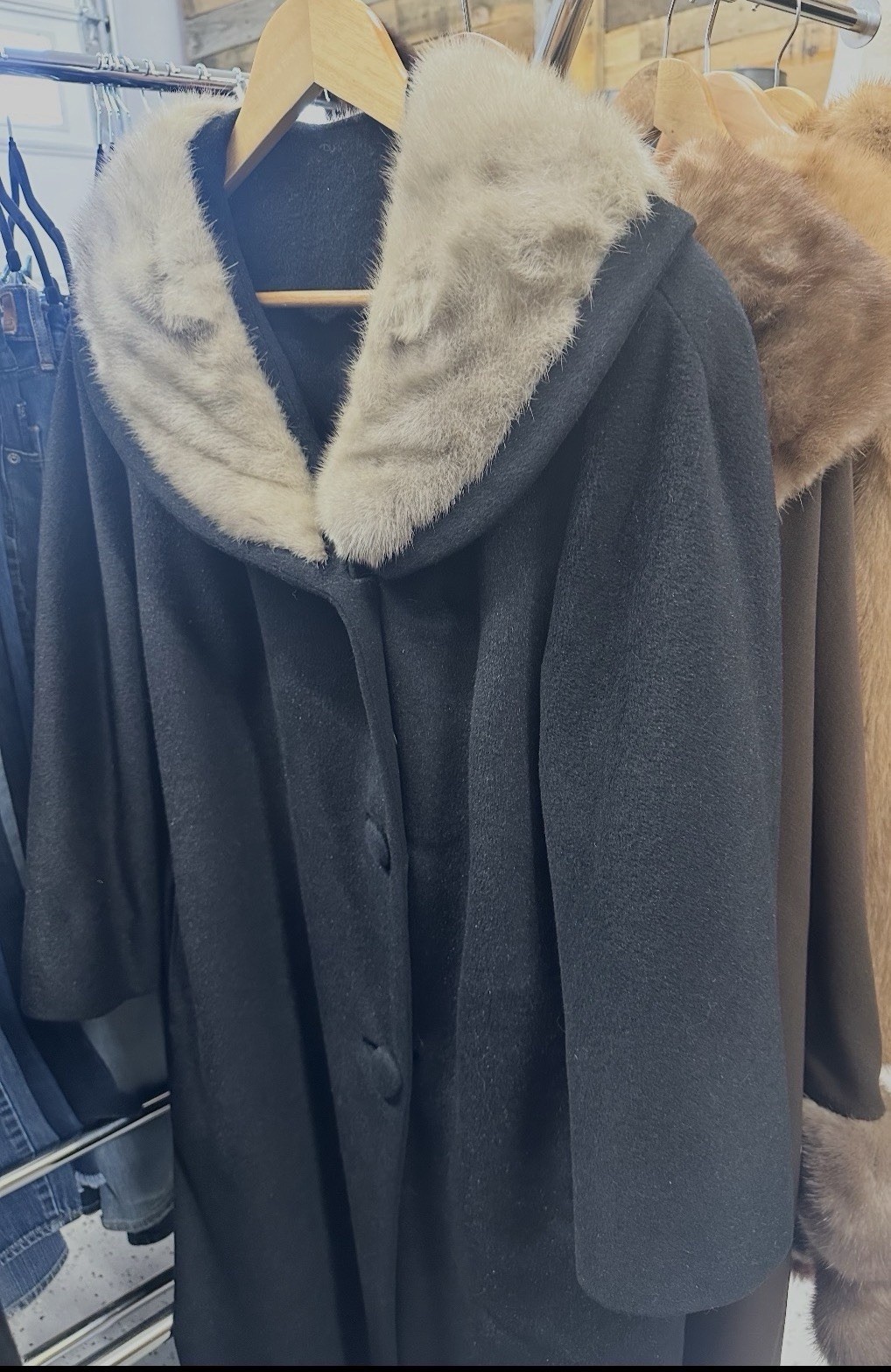 Vintage 1950S Wall Swing Coat With Mink Fur Collar Coat Is In Good Condition.