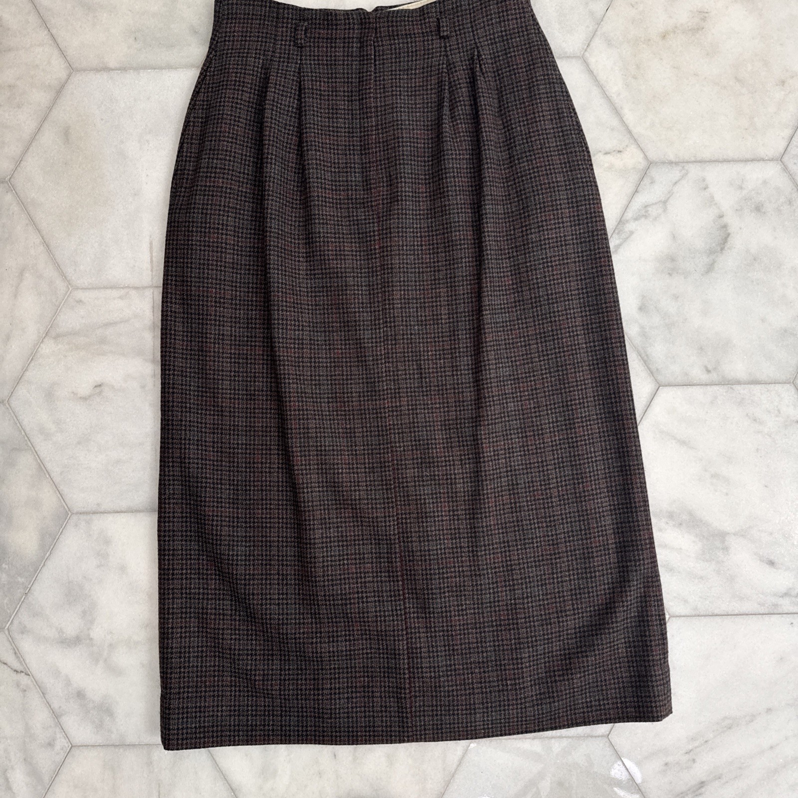 St. Johns Vintage 1980’s, Tweed/Houndstooth skirt, W 6-8 pleats, Trending 2025