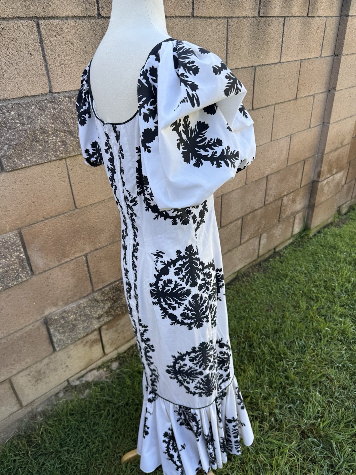Vtg Mamo Howell Hawaiian Dress Muumuu Black White Puff Sleeve Sz 12 Ruffled Hem