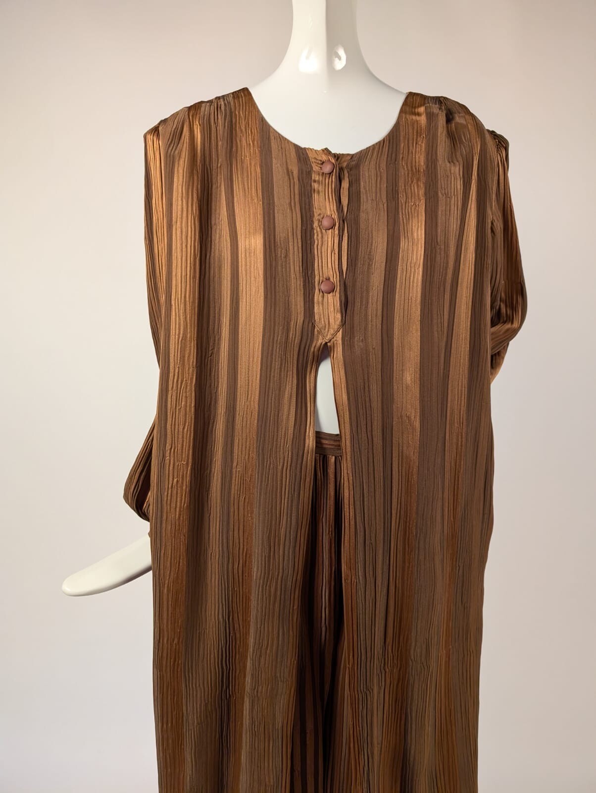 LUXURY 1970’S PLEATED SILK LOUNGING SUIT W OPEN FRONT MADE IN ITALY