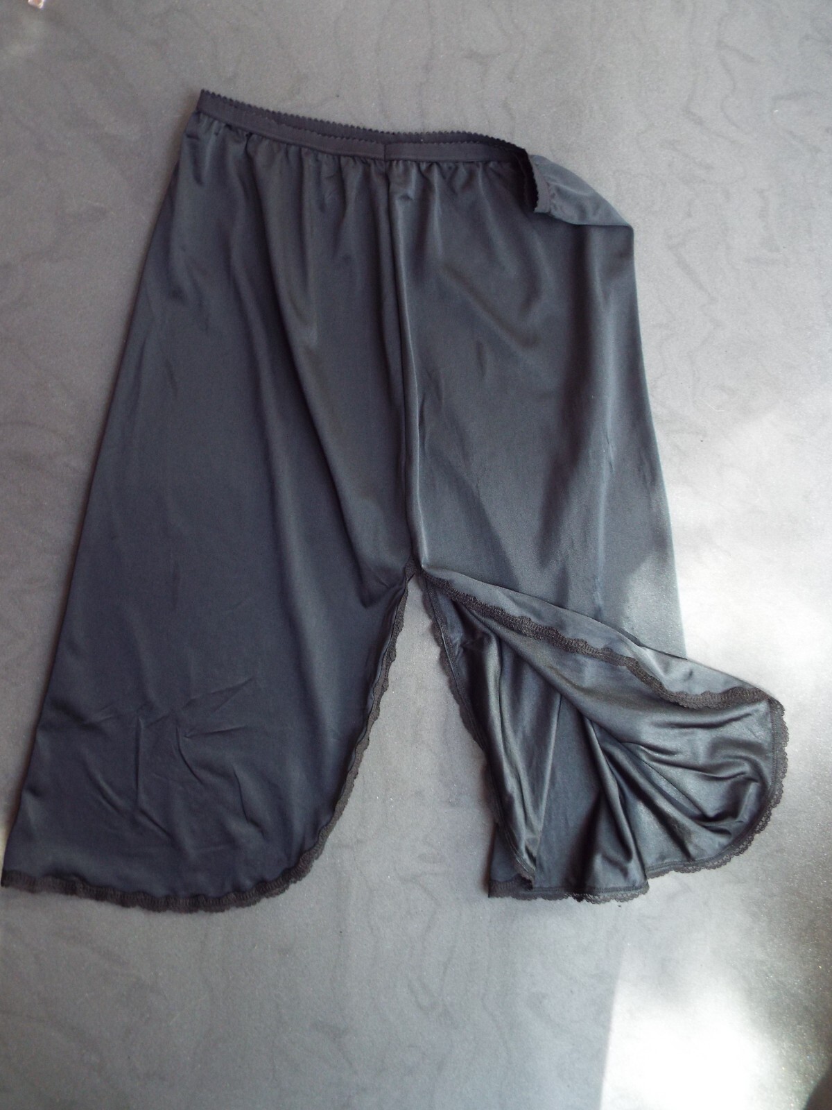 Shadowline Half Slip Black Medium 26 in 2 slits