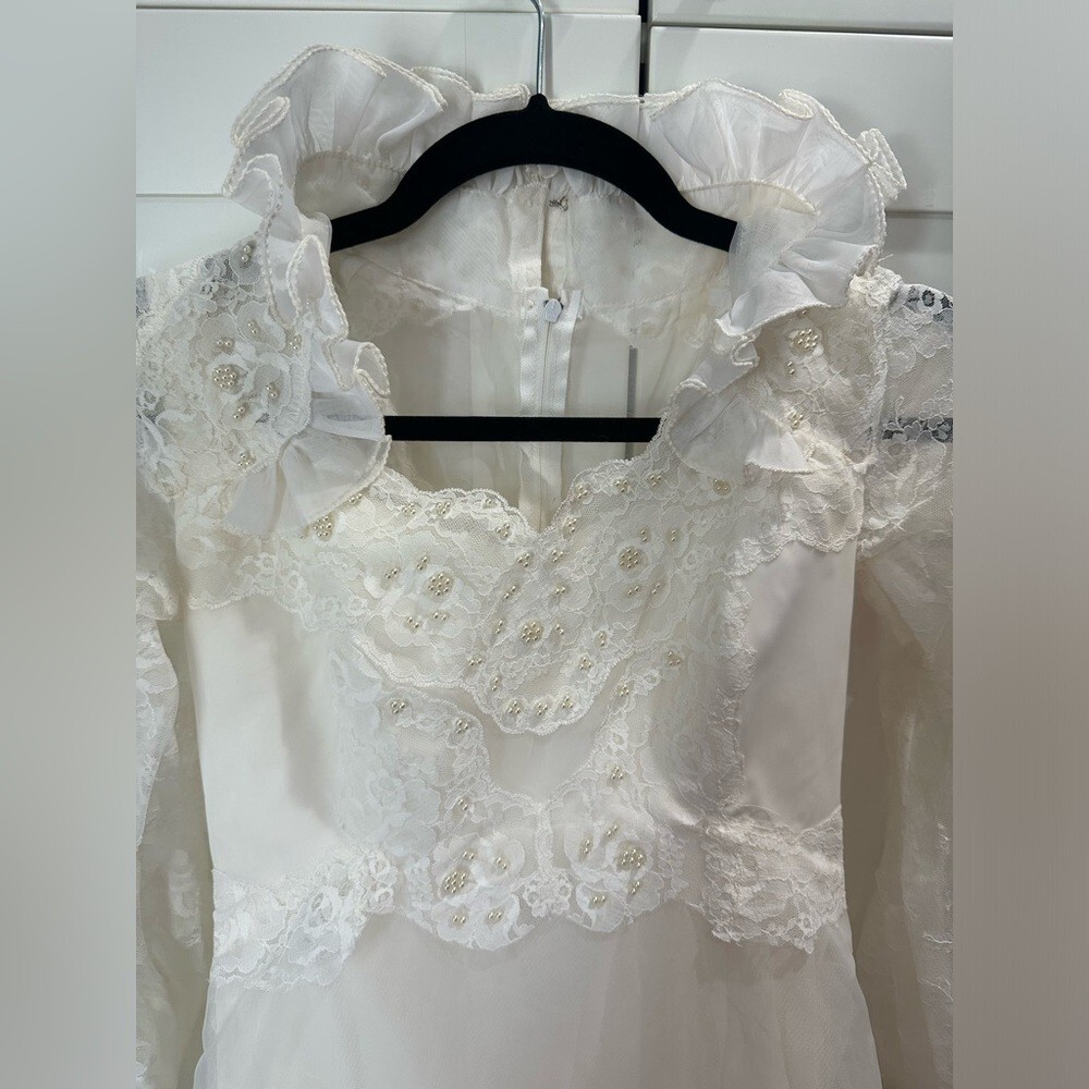 Vintage IGLWU Wedding gown size 6 lace ruffles waterfall beads train