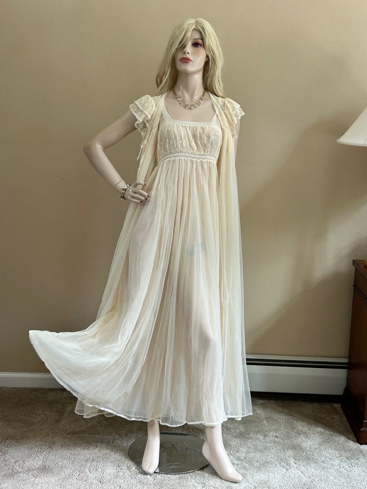 Vintage INTIME’ IVORY LACE PEIGNOIR FLOWY ROBE & NEGLIGEE