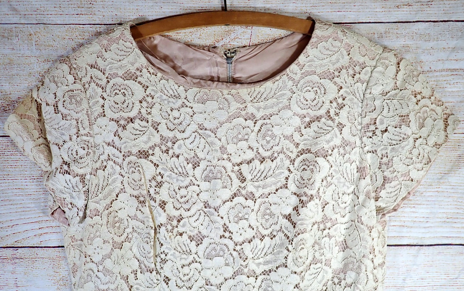 Vtg 1960s French Style Alencon Lace Sheath Cocktail Dress M Regal Zip Salmon Bow